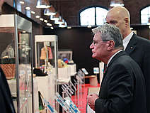Joachim Gauck  looks at the test pieces